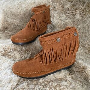 Minnetonka Women’s High Top Back Zip Boots